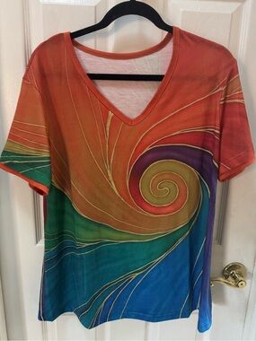 Multicolor Spiral V-Neck Short Sleeve Tee